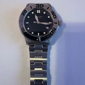 Gucci Black Dial Silver Bracelet Watch